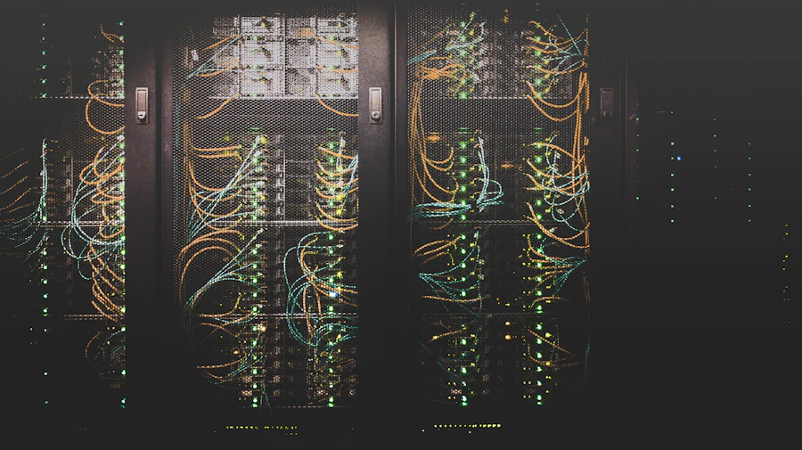 Corredor de servidores iluminado em datacenter